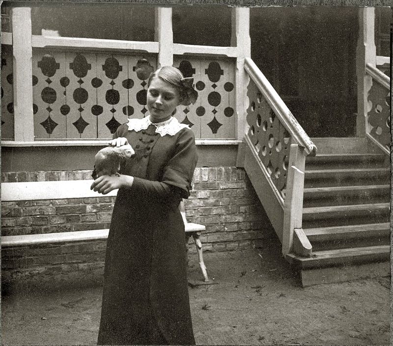 Anna Iwaszkiewicz with a parrot in 1914 (phot. Stanisław Wilhelm Lilpop)